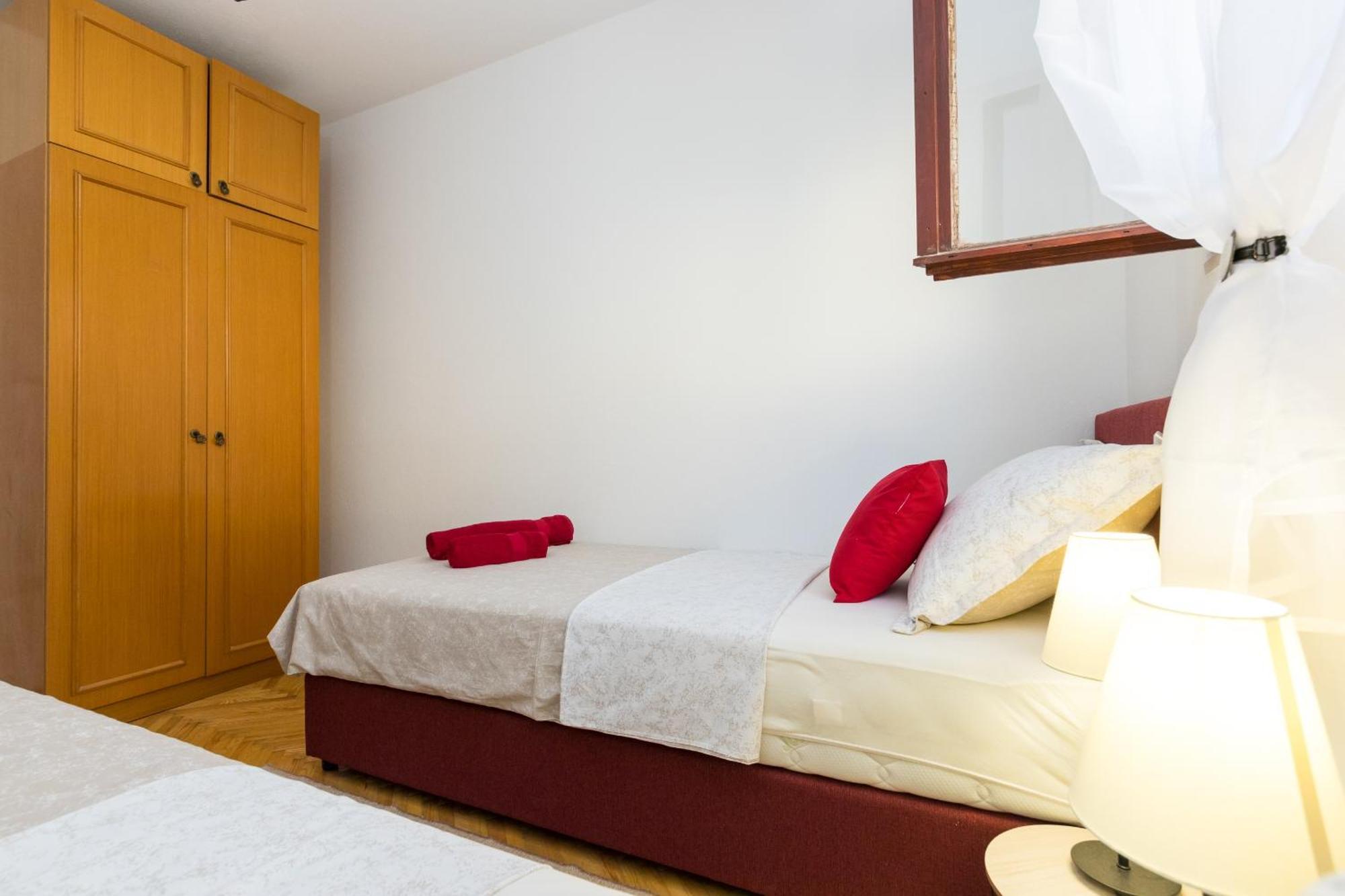 Apartments With A Parking Space Kastel Stafilic, Kastela - 16086 ห้อง รูปภาพ